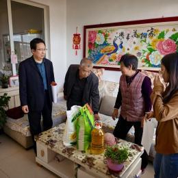 達(dá)茂旗太平村節(jié)前慰問曖民心